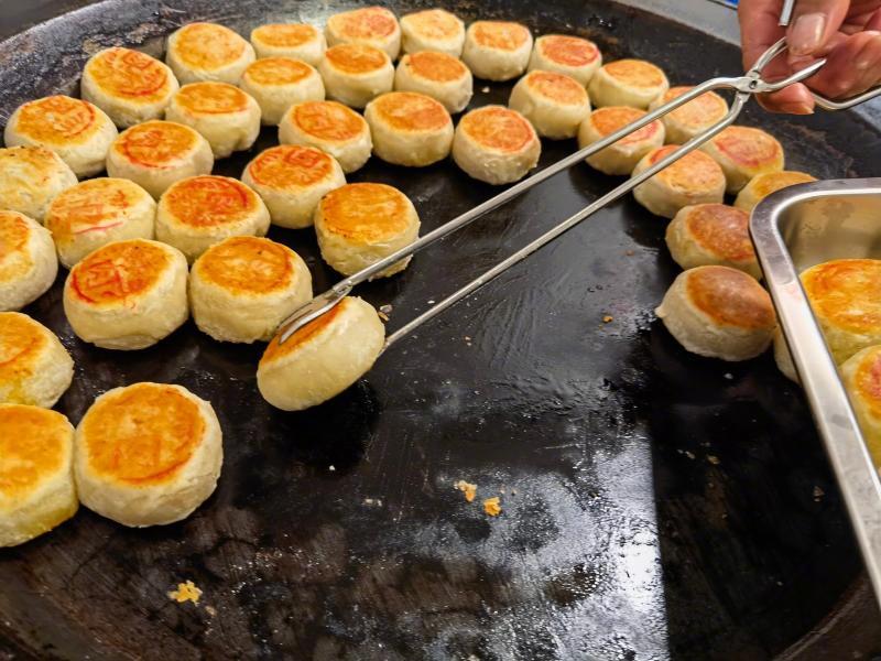 對(duì)月餅進(jìn)行安全抽檢，讓消費(fèi)者放心食用